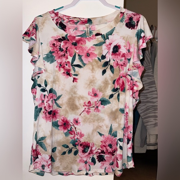 Boutique brand floral top with flutter sleeves. Cute pink underarm detail. - Picture 1 of 3
